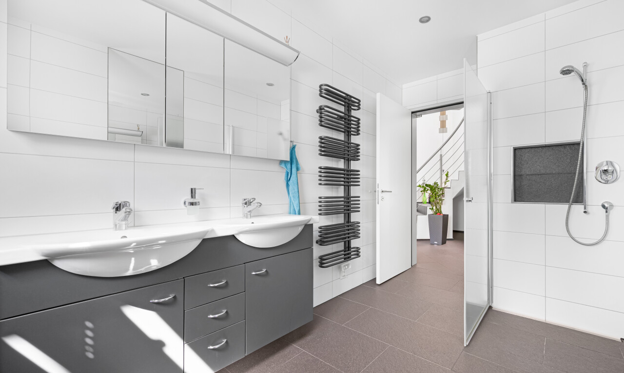 bad mit spiegel, dusche, handtuchwärmer, komplettes badezimmer, und inside property