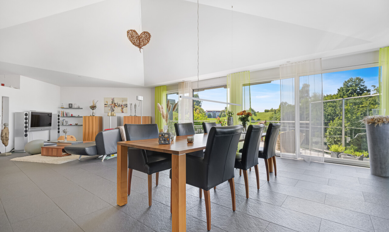 esszimmer mit vaulted ceiling, dachschräge, high ceiling, hohe decke, und day time