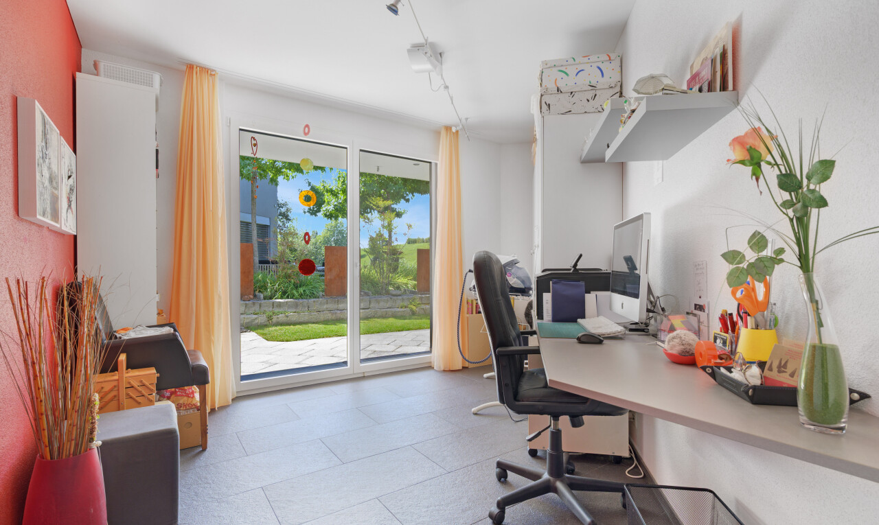 büro mit inside property, natürliches licht, natural light, bürobereich, und fernseher