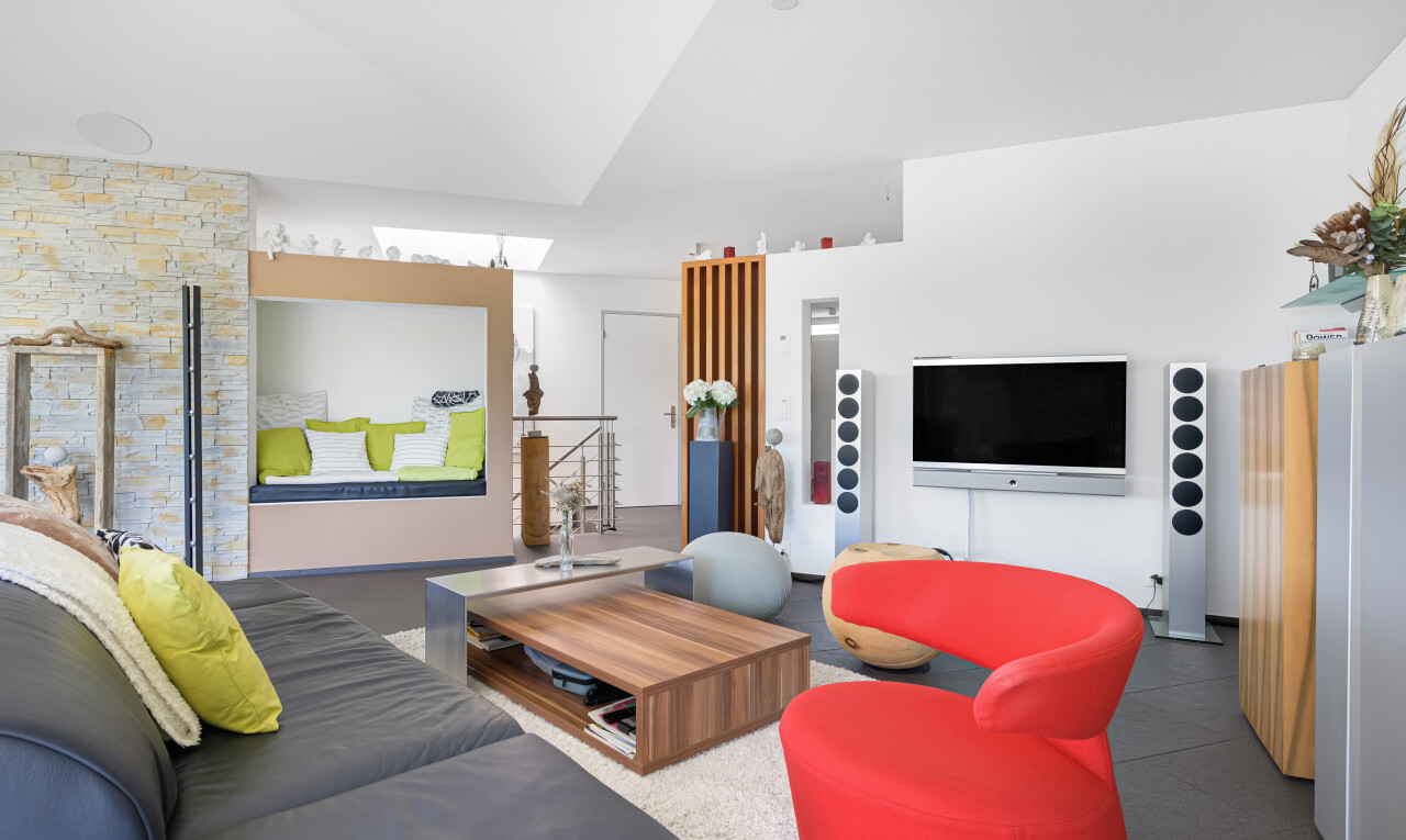 wohnzimmer mit fernseher, inside community, dachschräge, vaulted ceiling, und gipskartonwand