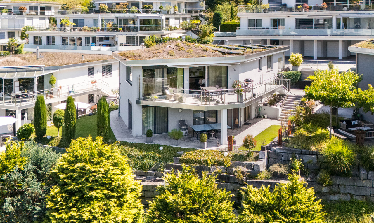 außenansicht mit treppen, drone view, blick auf wohnanlage, und apartment complex view