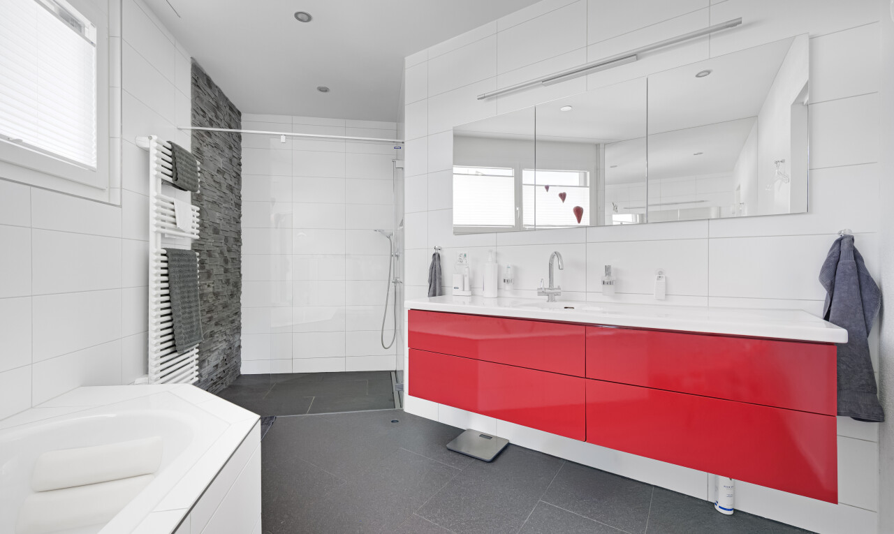 bad mit fliesenwand, tile wall, natürliches licht, natural light, und schminktisch