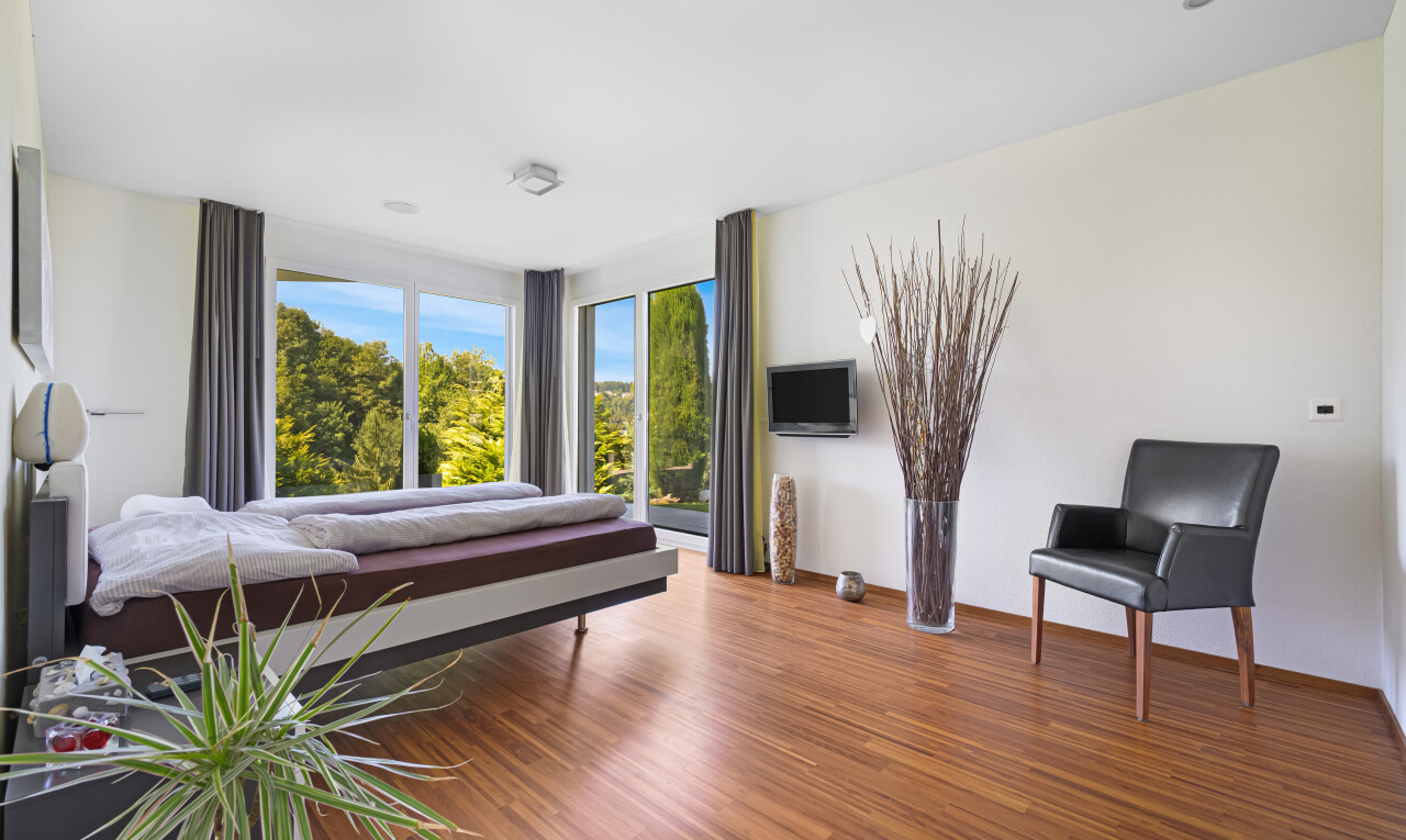 wohnzimmer mit natürliches licht, natural light, holzfußboden, wood finish floor, und inside property