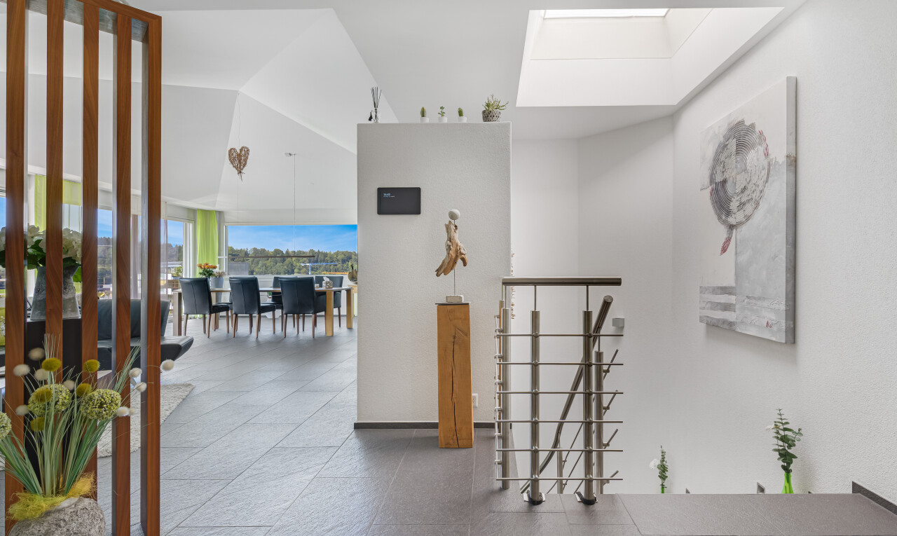 halle / korridor mit natürliches licht, natural light, inside property, dachfenster, und day time