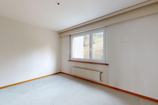 leerer raum mit kühler, gipskartonwand, sockelleisten, teppich, und natürliches licht