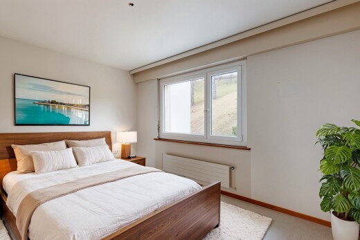 zimmer / schlafzimmer mit sockelleisten, kühler, natürliches licht, und gipskartonwand