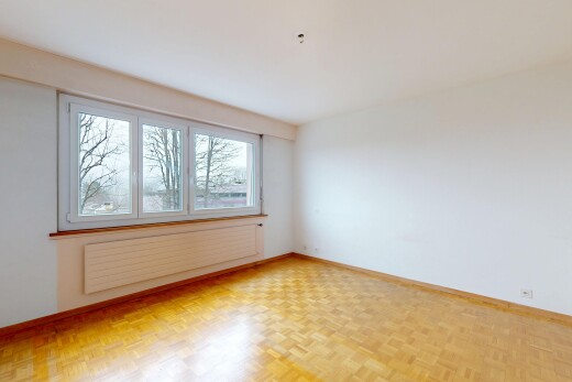 leerer raum mit sockelleisten, kühler, natürliches licht, und gipskartonwand