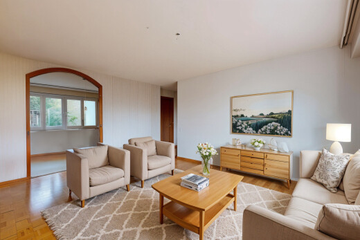 wohnzimmer mit sockelleisten und natürliches licht