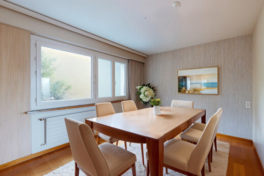 esszimmer mit holzfußboden, tapetenwand, natürliches licht, und sockelleisten