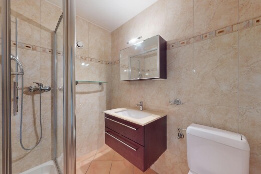 bad mit komplettes badezimmer, schminktisch, spiegel, und dusche