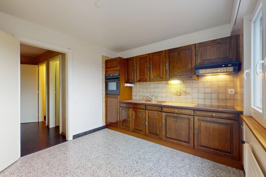 küche mit herd, küchenrückwand beim herd, ofen, dunstabzugshaube, und hochgezogene schränke