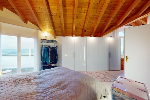 zimmer / schlafzimmer mit balkendecke, seesicht, natürliches licht, und dachschräge