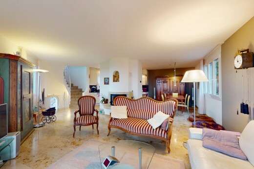 wohnzimmer mit natürliches licht, kamin, und fernseher