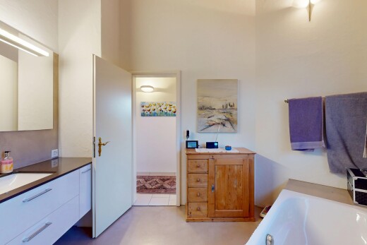 küche mit mittelbraune schränke, waschbecken, weiße schränke, und arbeitsplatten