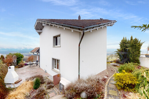 außenansicht mit terrasse und zaun