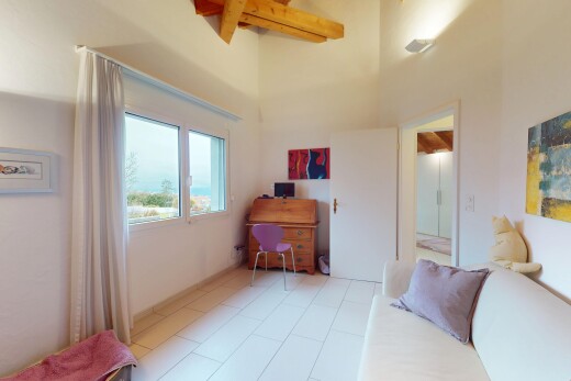 zimmer / schlafzimmer mit natürliches licht, fliesenboden, und hohe decke