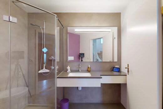 bad mit dusche, waschbecken, schminktisch, spiegel, und toilette