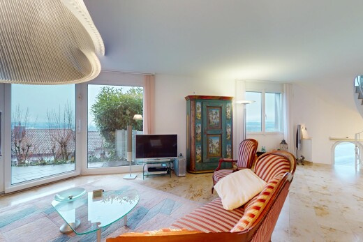 wohnzimmer mit natürliches licht und fernseher