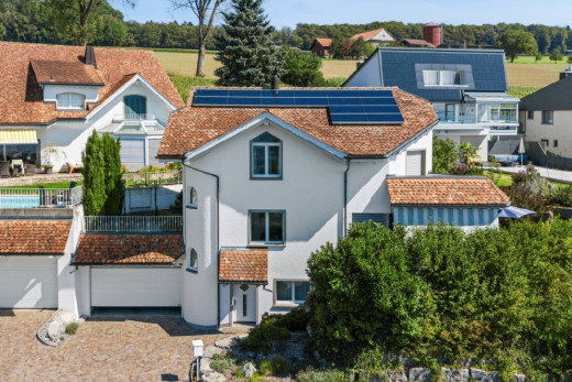 außenansicht mit wohngebietblick und solaranlage
