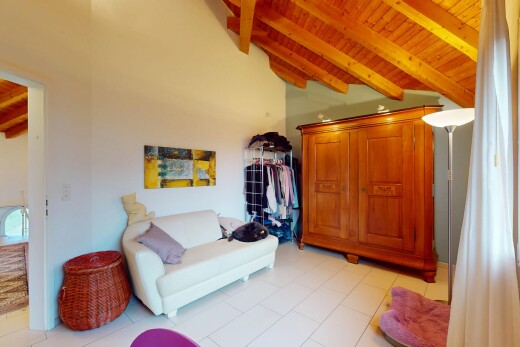 wohnzimmer mit fliesenboden, balkendecke, dachschräge, und holzdecke