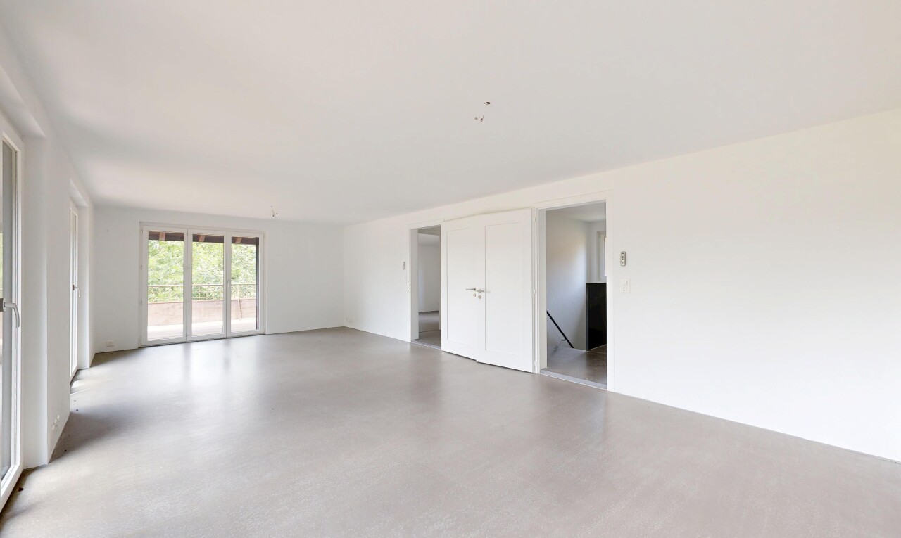 unfurnished room featuring concrete flooring