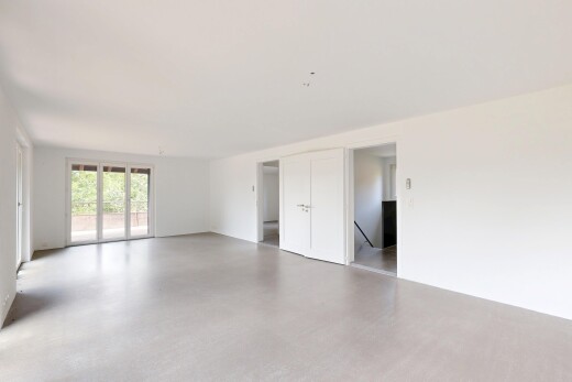 unfurnished room featuring concrete flooring