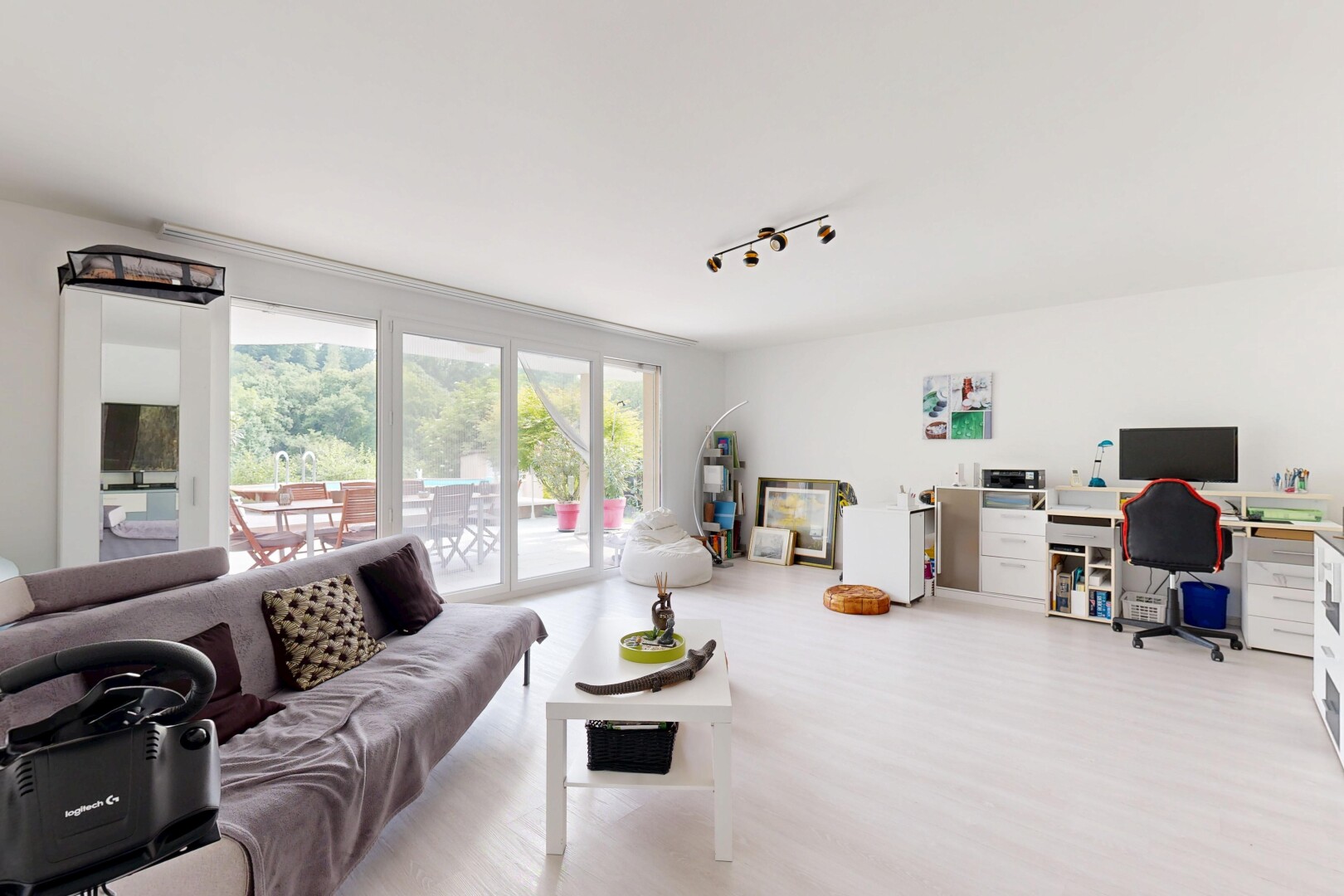 salon avec télévision, espace bureau, lumière naturelle, natural light, et inside property