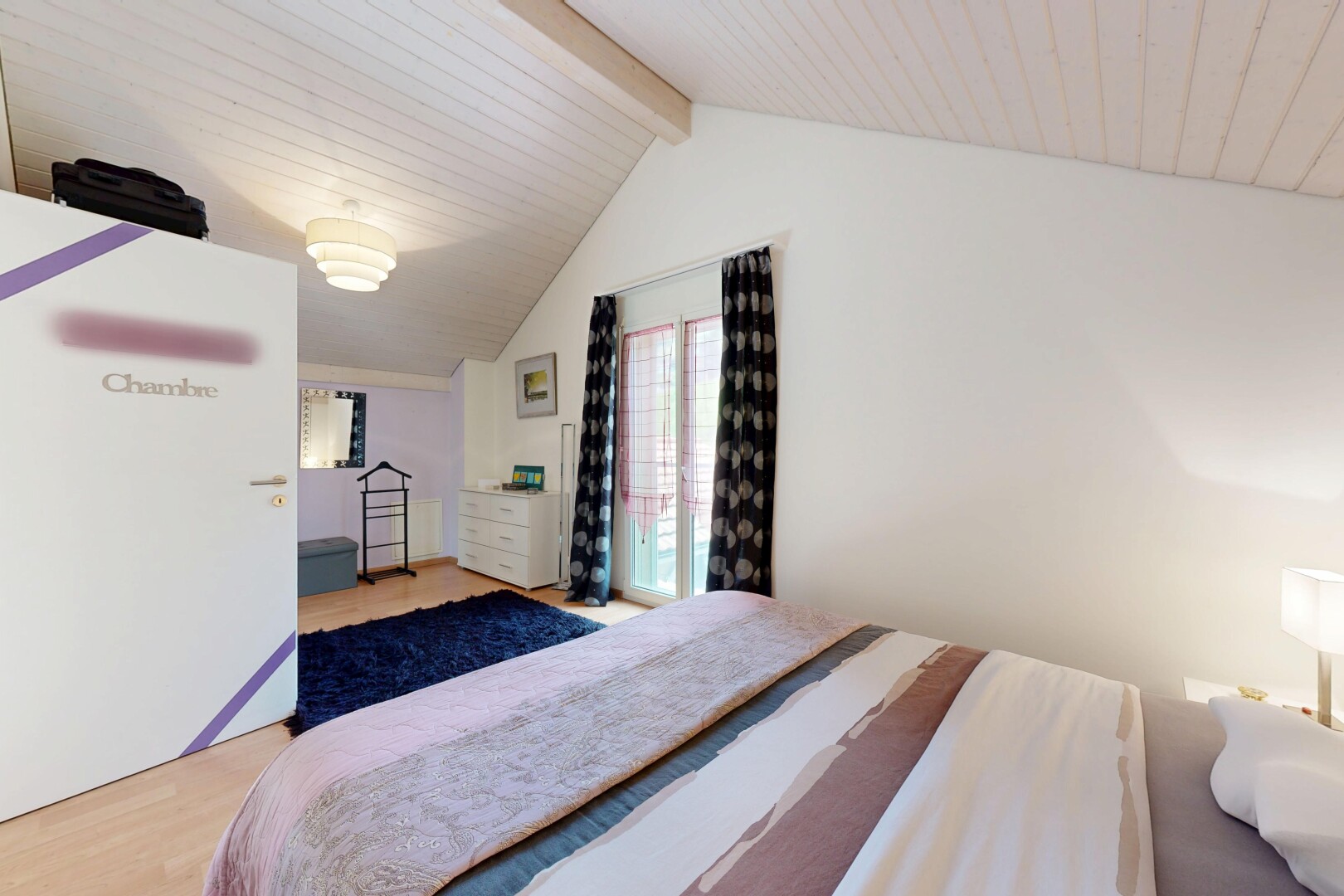 chambre avec inside property, plafond à poutres, beamed ceiling, cloison sèche, et drywall