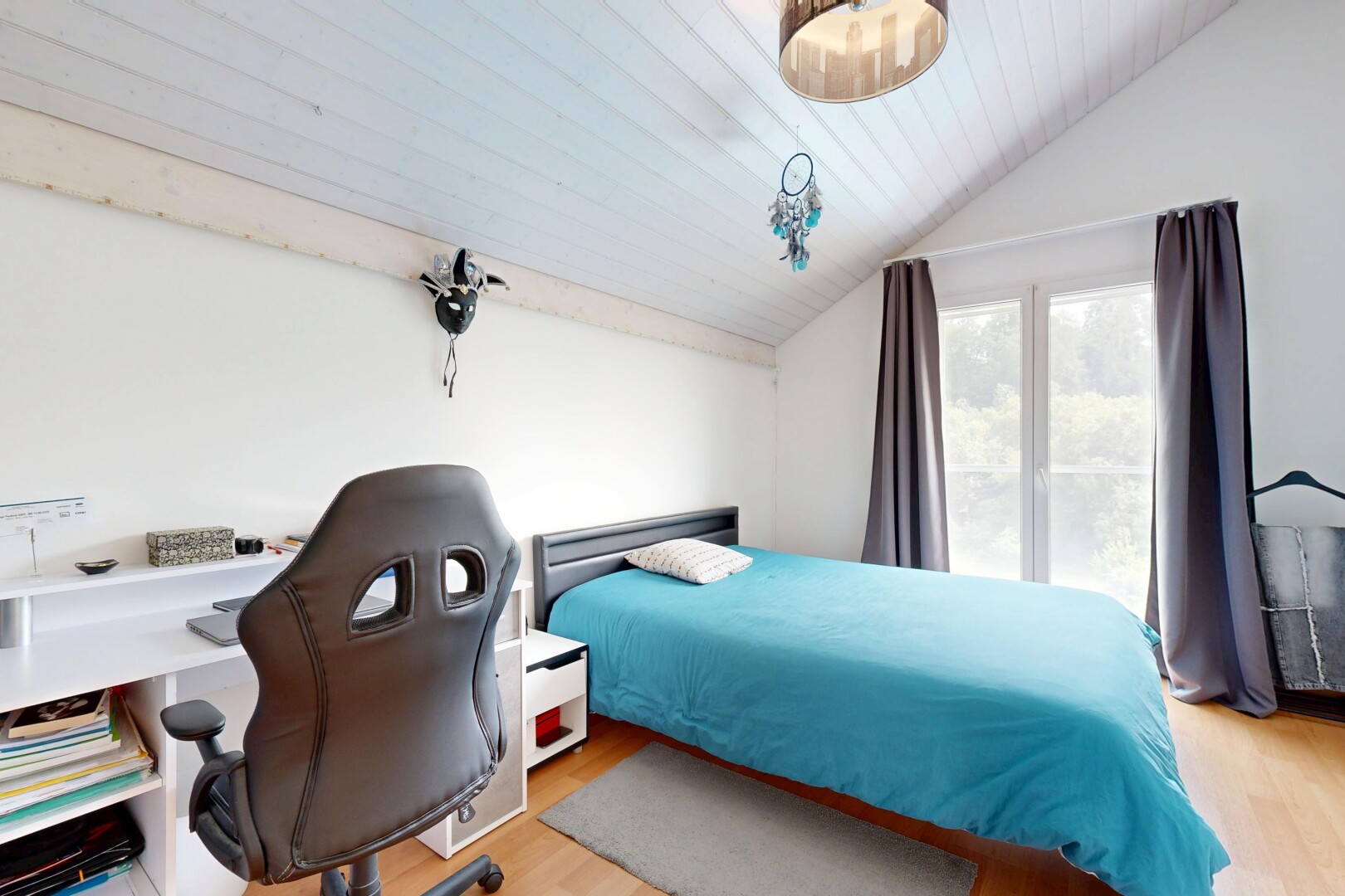 chambre avec vaulted ceiling, plafond voûté, natural light, lumière naturelle, et wood finish floor