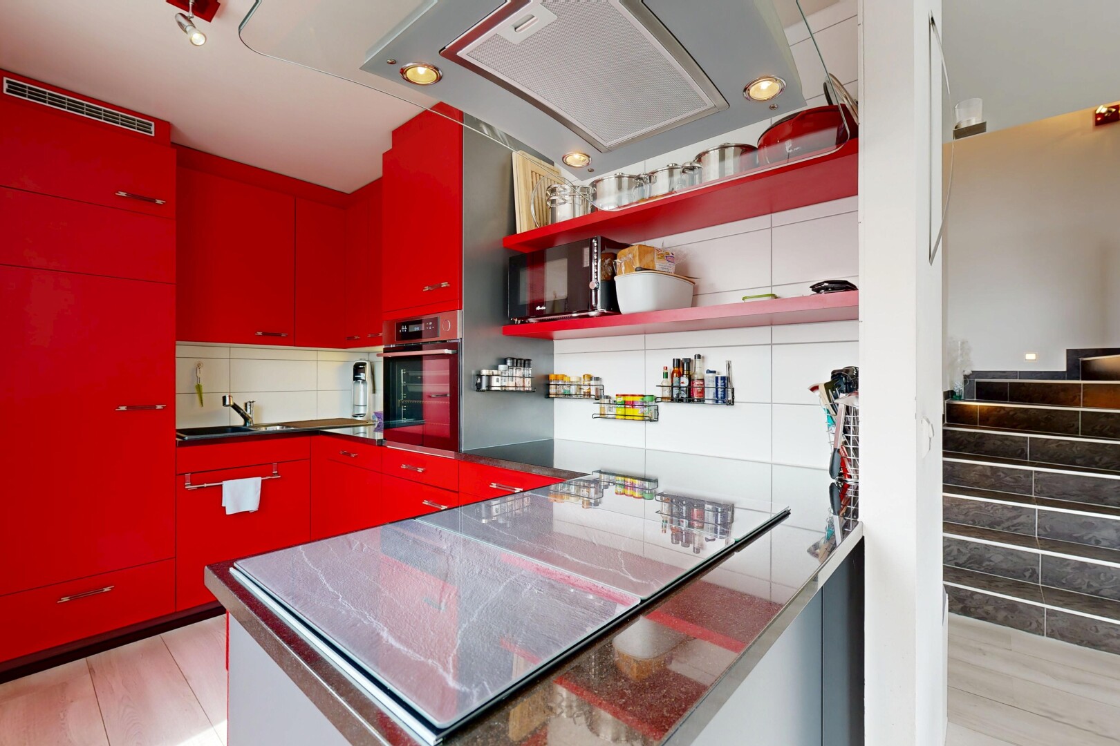 cuisine avec armoires rouges, four, ventilation, micro-ondes, et inside property