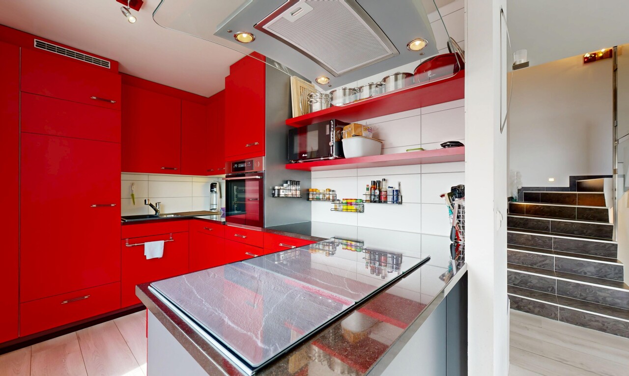 cuisine avec armoires rouges, four, ventilation, micro-ondes, et inside property