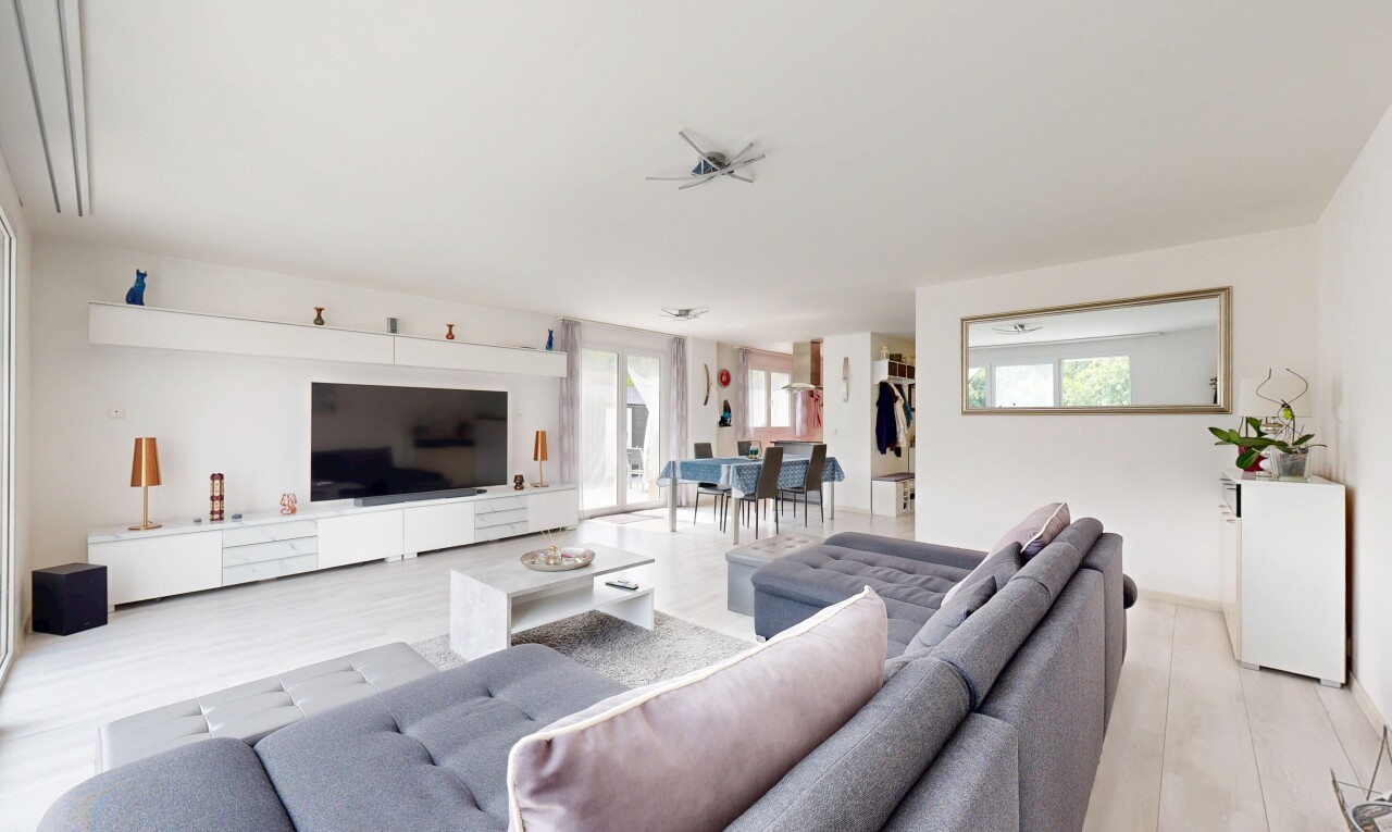 salon / salle à manger avec télévision, lumière naturelle, natural light, inside property, et cloison sèche