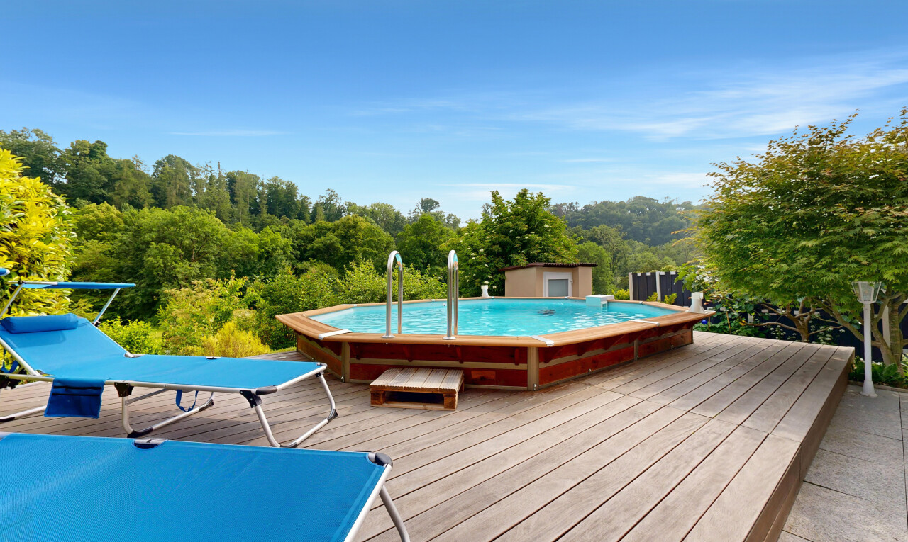 piscine avec rampe, terrasse, day time, et structure extérieure