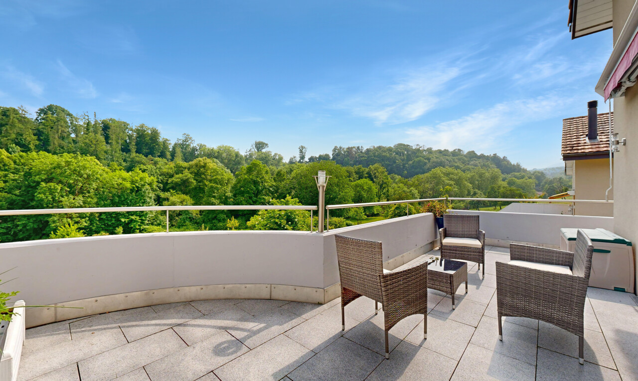 terrasse avec from property, day time, espace de vie extérieur, vue sur la forêt, et forest view