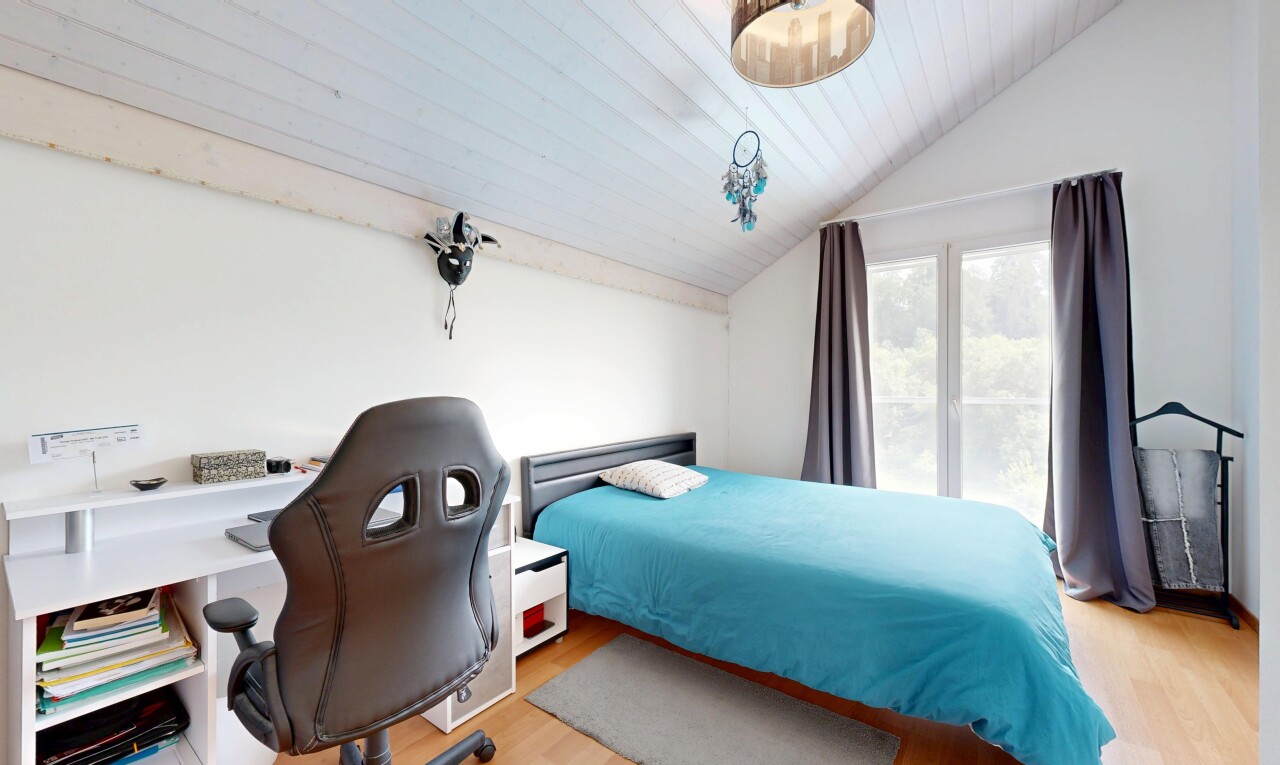 chambre avec vaulted ceiling, plafond voûté, natural light, lumière naturelle, et wood finish floor
