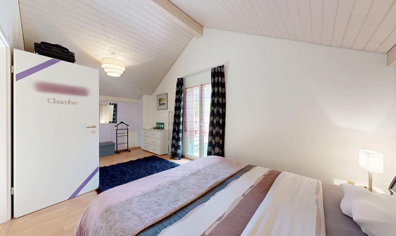 chambre avec inside property, plafond à poutres, beamed ceiling, cloison sèche, et drywall