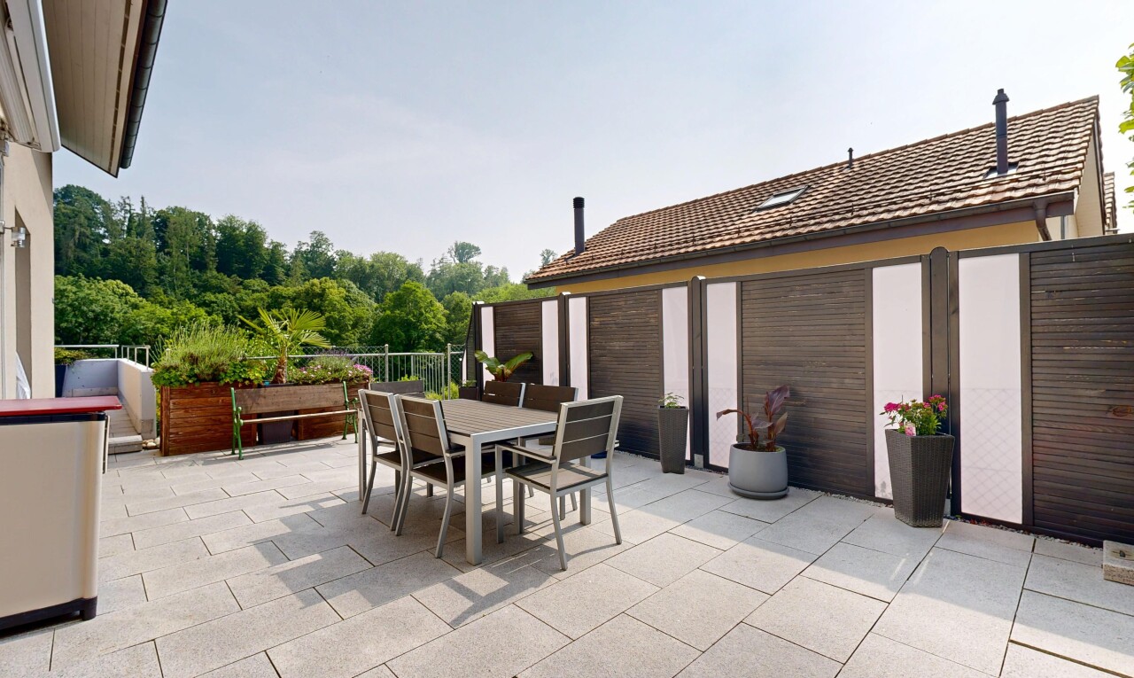 terrasse avec terrasse, coin repas extérieur, et day time