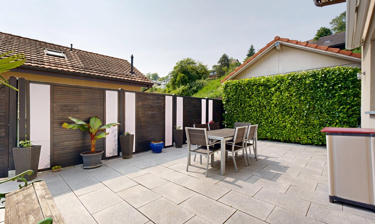 terrasse avec terrasse, coin repas extérieur, overcast, et clôture