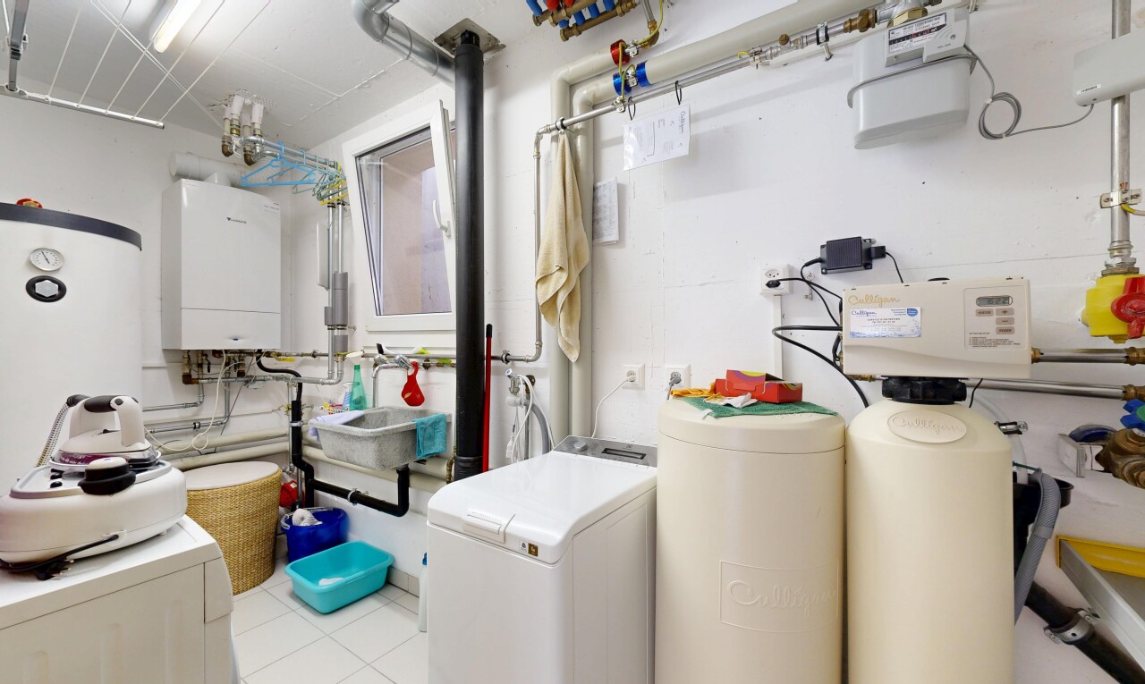 buanderie avec buanderie, chauffe-eau, inside property, lave-linge et sèche-linge séparés, et sol en carrelage