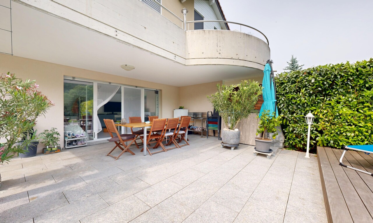 terrasse avec coin repas extérieur, balcon, terrasse, property visible, et overcast