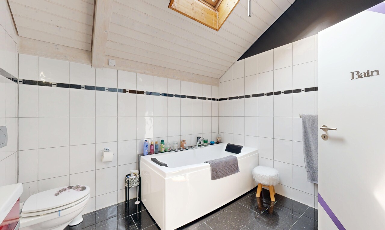 salle de bains avec mur en carrelage, tile wall, bain, salle de bain complète, et plafond voûté