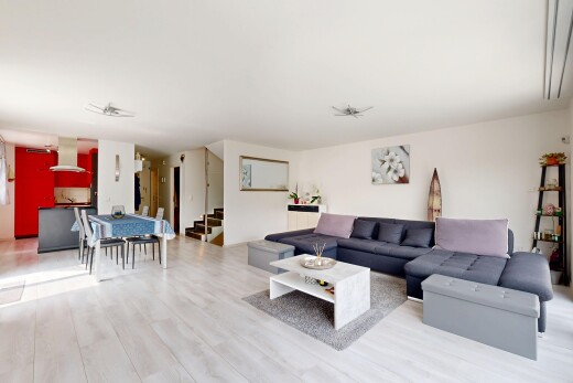 wohn- / esszimmer mit gipskartonwand, drywall, inside property, holzfußboden, und wood finish floor