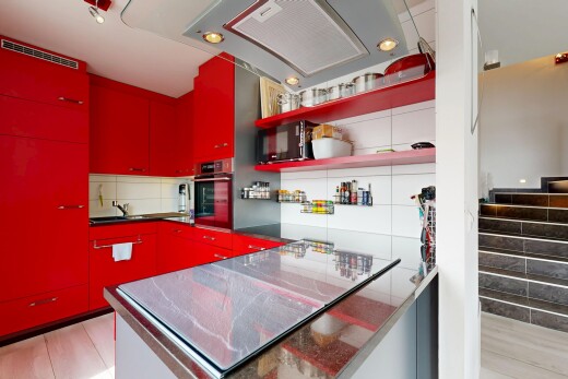 cuisine avec armoires rouges, four, ventilation, micro-ondes, et inside property