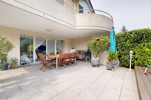 terrasse avec coin repas extérieur, balcon, terrasse, property visible, et overcast