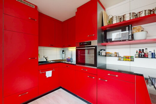 küche mit rote schränke, ofen, offene regale, inside property, und arbeitsplatten