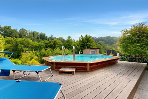 schwimmbad mit handlauf, deck, day time, und außenansicht