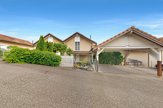 außenansicht mit zaun, day time, und property visible