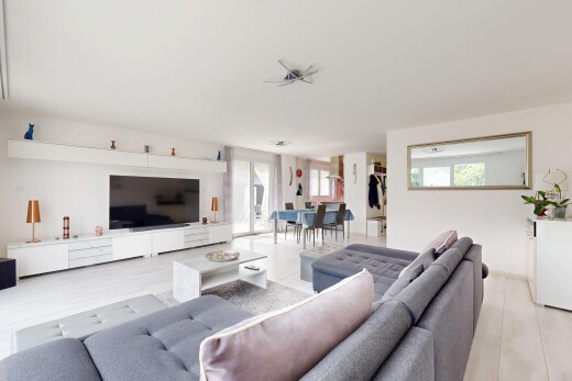 wohn- / esszimmer mit fernseher, natürliches licht, natural light, inside property, und gipskartonwand