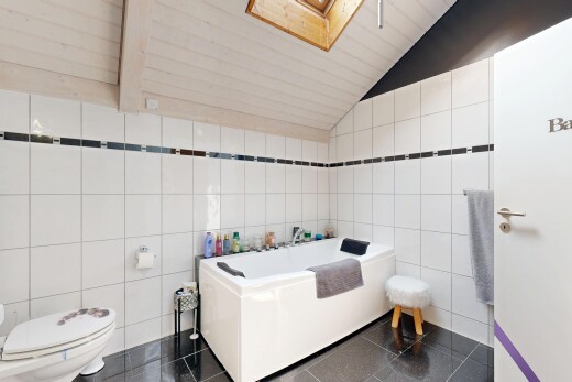 salle de bains avec mur en carrelage, tile wall, bain, salle de bain complète, et plafond voûté