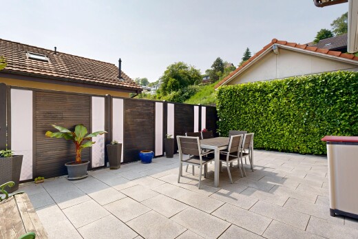 terrasse avec terrasse, coin repas extérieur, overcast, et clôture